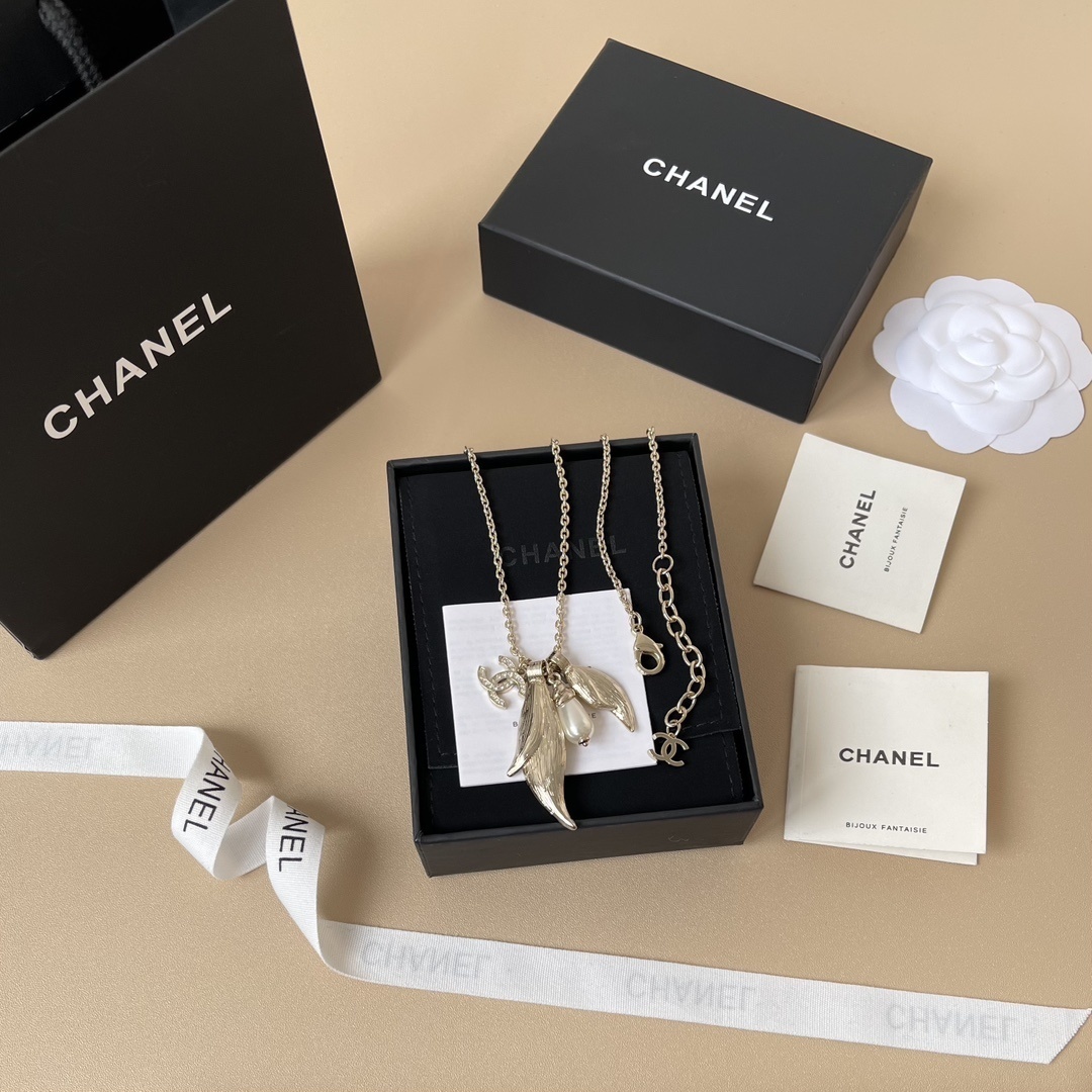 Luxury CC Logo Pearl & Leaf Charm Necklace - Elegant Gold Tone