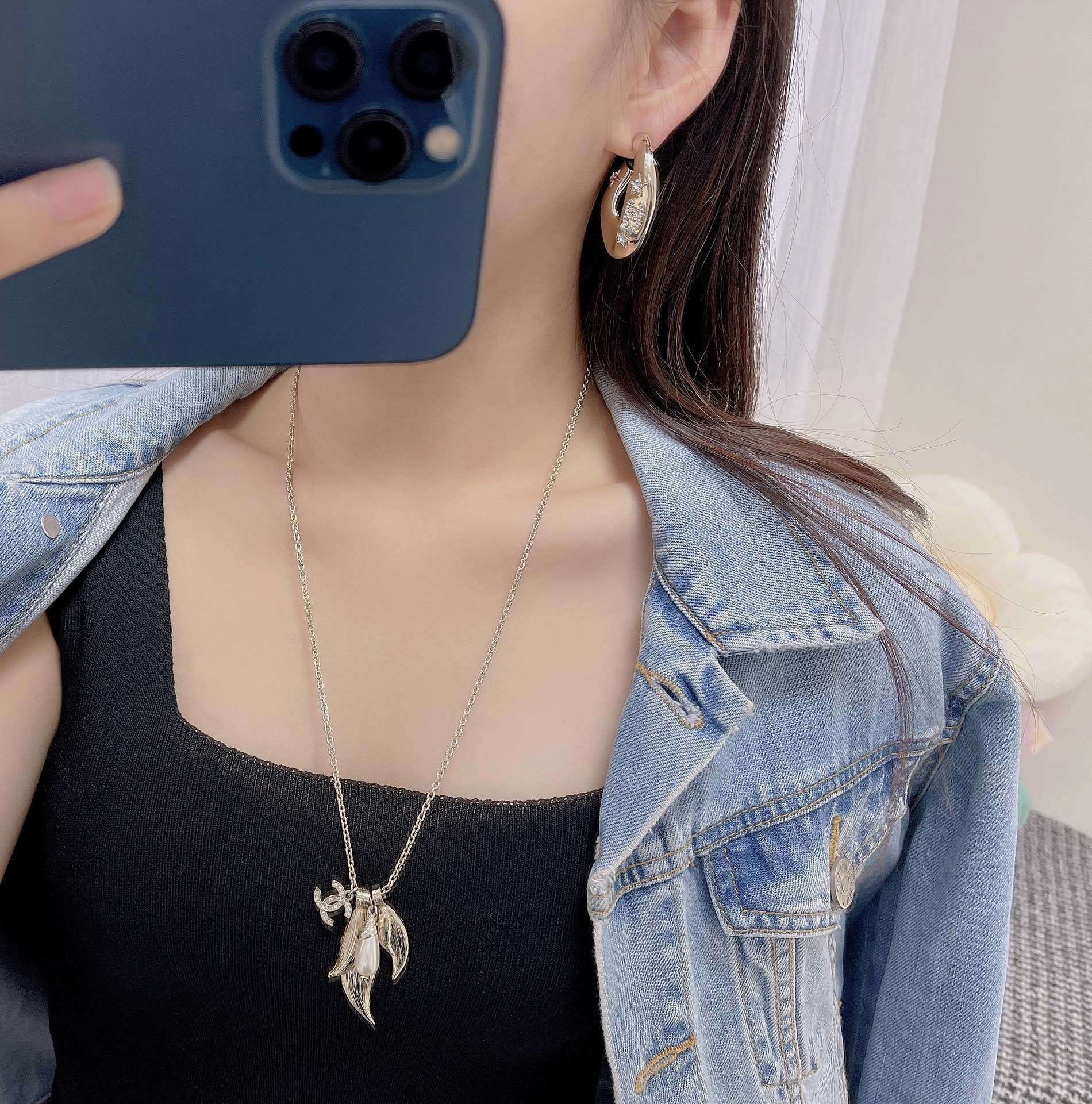 Luxury CC Logo Pearl & Leaf Charm Necklace – Elegant Gold Tone