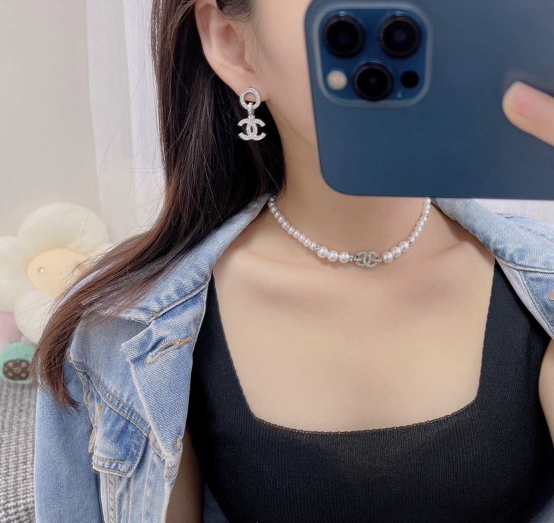 Elegant Pearl Choker Necklace with Crystal CC Logo - Silver