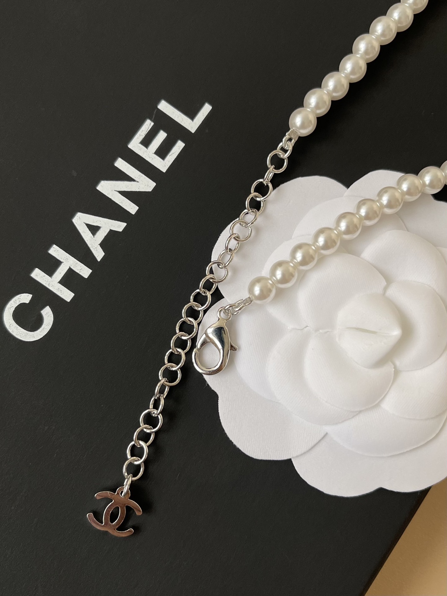 Elegant Pearl Choker Necklace with Crystal CC Logo - Silver