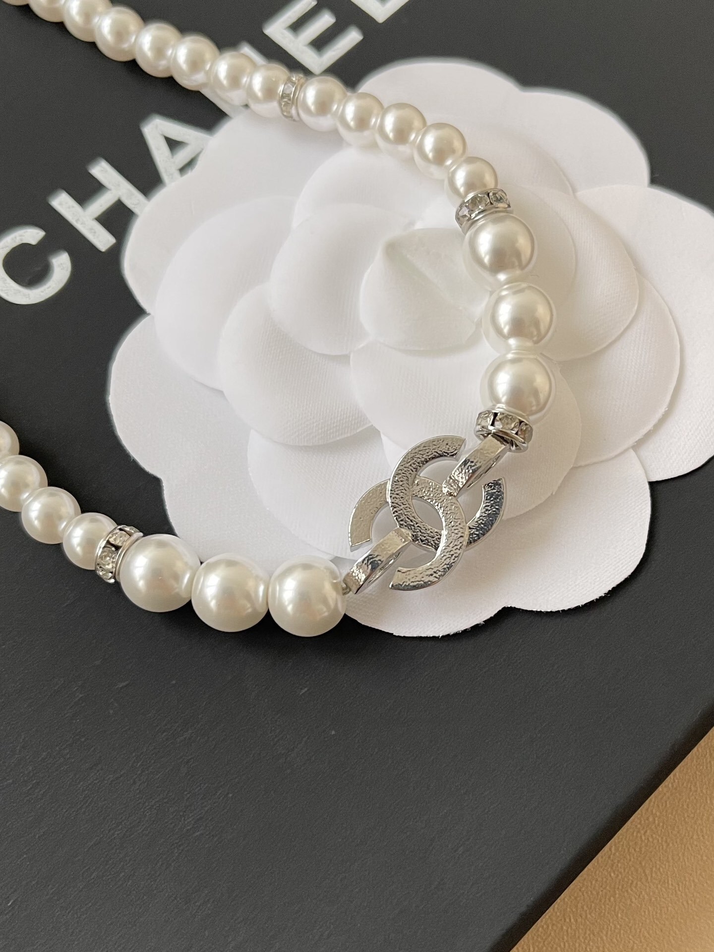 Elegant Pearl Choker Necklace with Crystal CC Logo - Silver