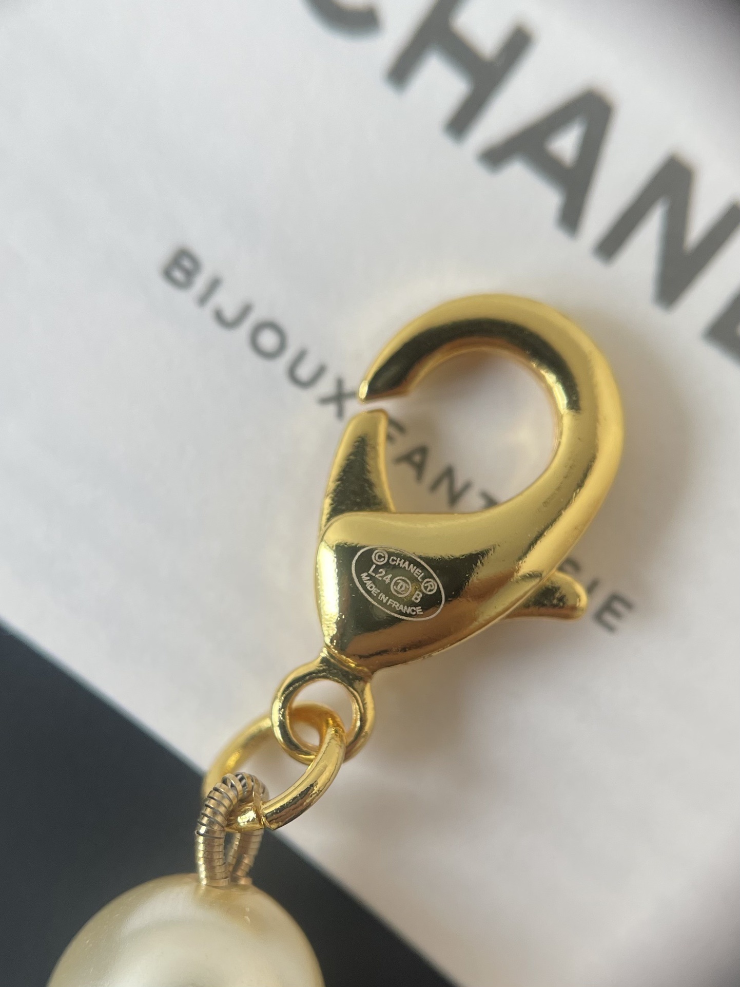 Elegant Pearl Necklace with Black CC Logo - Luxury Vintage Style