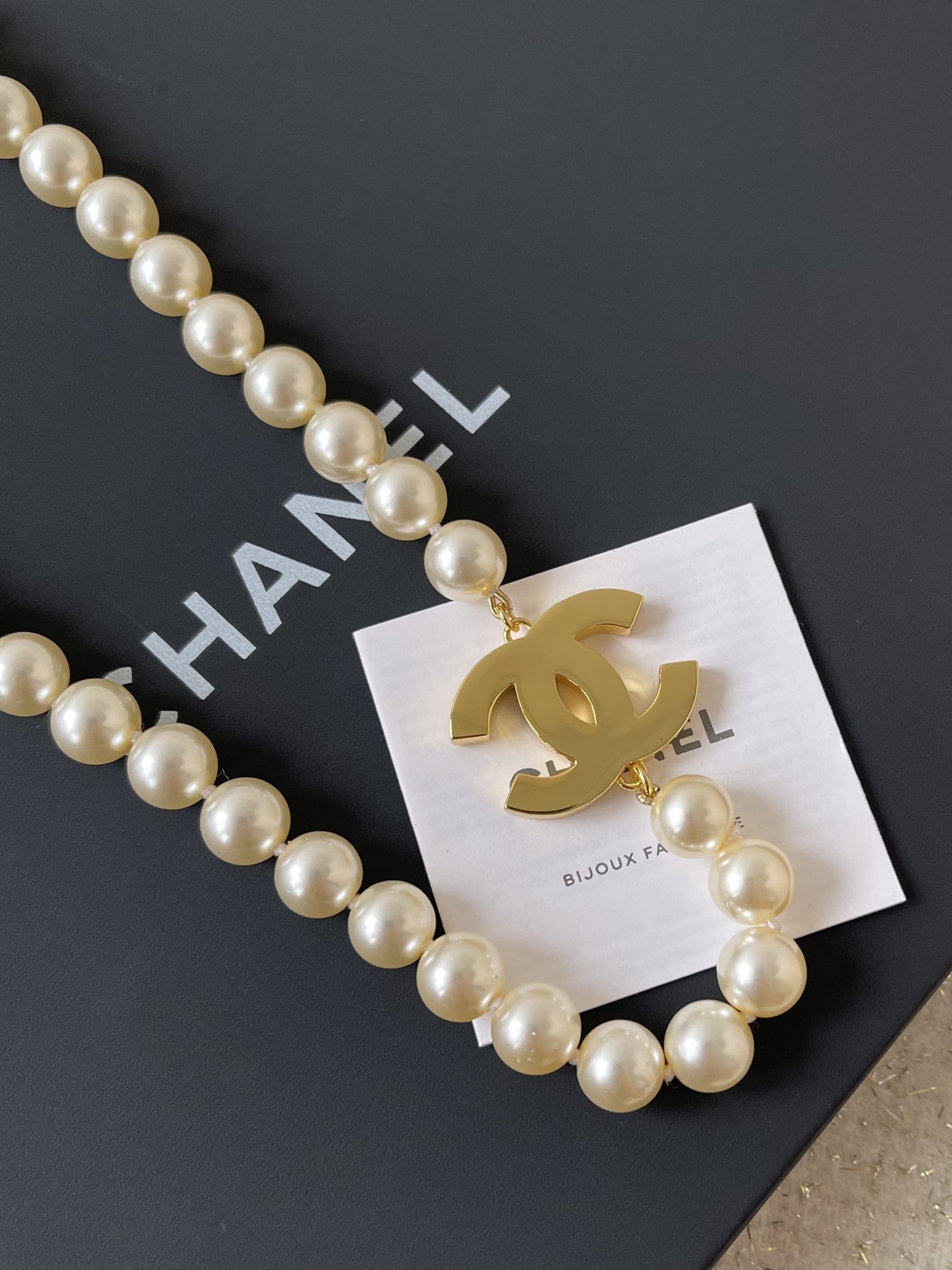 Elegant Pearl Necklace with Black CC Logo - Luxury Vintage Style
