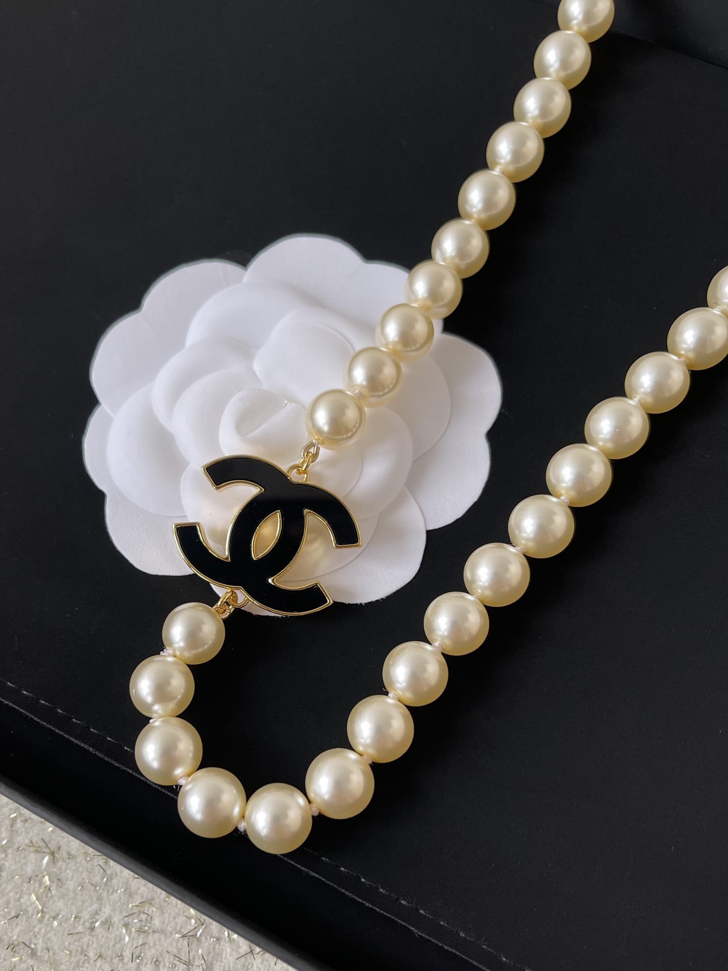 Elegant Pearl Necklace with Black CC Logo - Luxury Vintage Style
