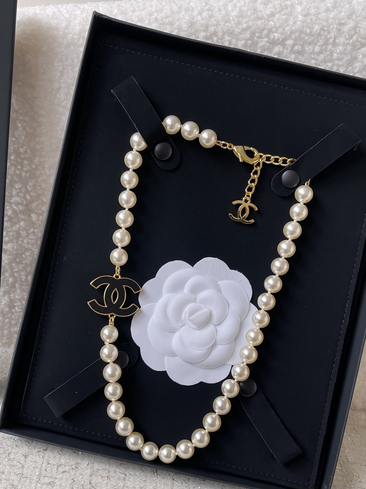 Elegant Pearl Necklace with Black CC Logo - Luxury Vintage Style