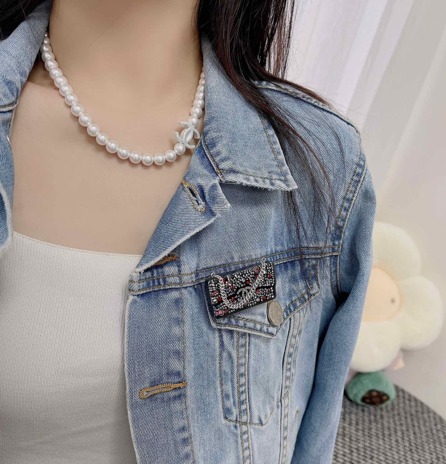 Luxury Chanel Crystal Miniature Flap Bag Brooch - Elegant Fashion Pin