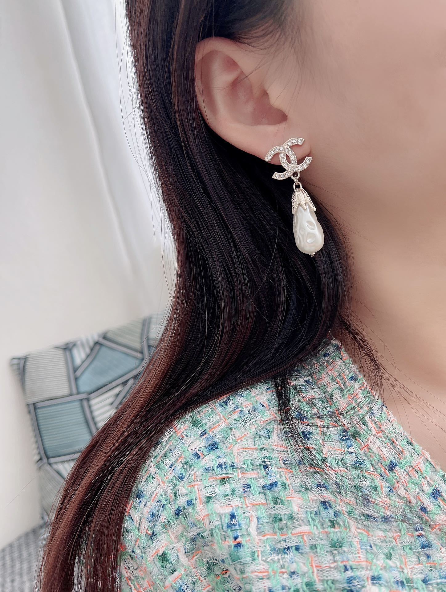 Luxury CC Logo Crystal & Baroque Pearl Drop Earrings in Gold