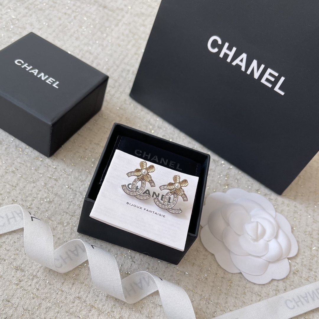 Elegant Crystal CC Stud Earrings with Pearl Flower Accent