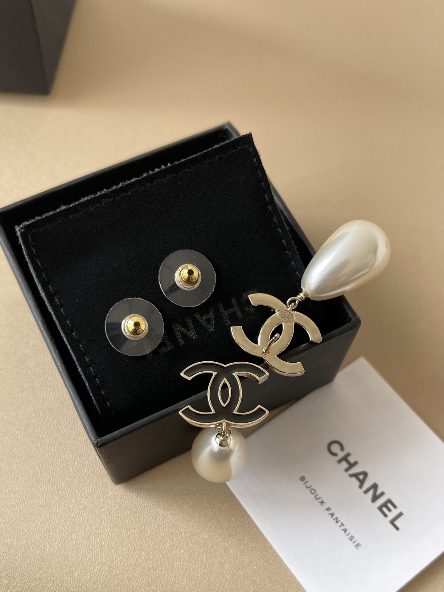 Luxury Chanel CC Logo Pearl Drop Earrings & Long Pearl Necklace Set
