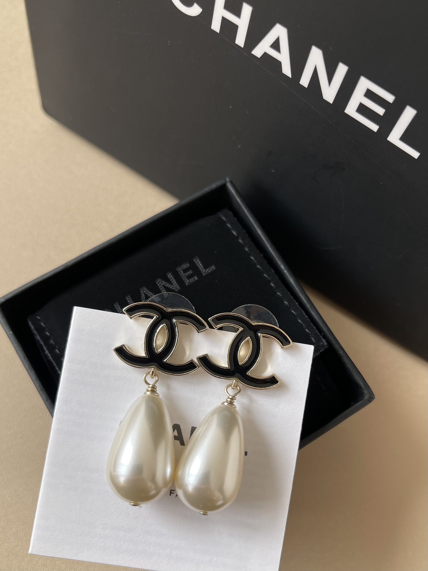 Luxury Chanel CC Logo Pearl Drop Earrings & Long Pearl Necklace Set