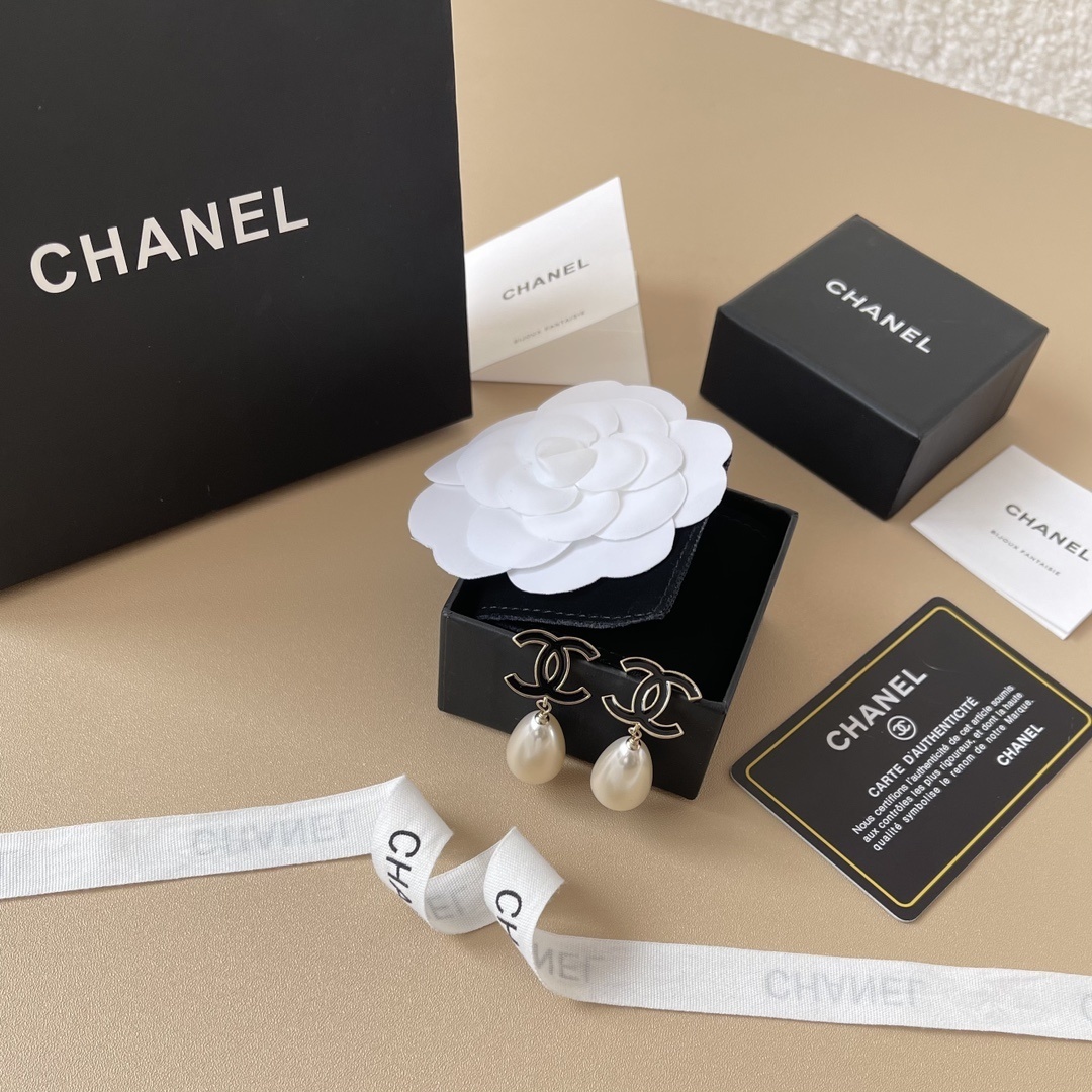 Luxury Chanel CC Logo Pearl Drop Earrings & Long Pearl Necklace Set