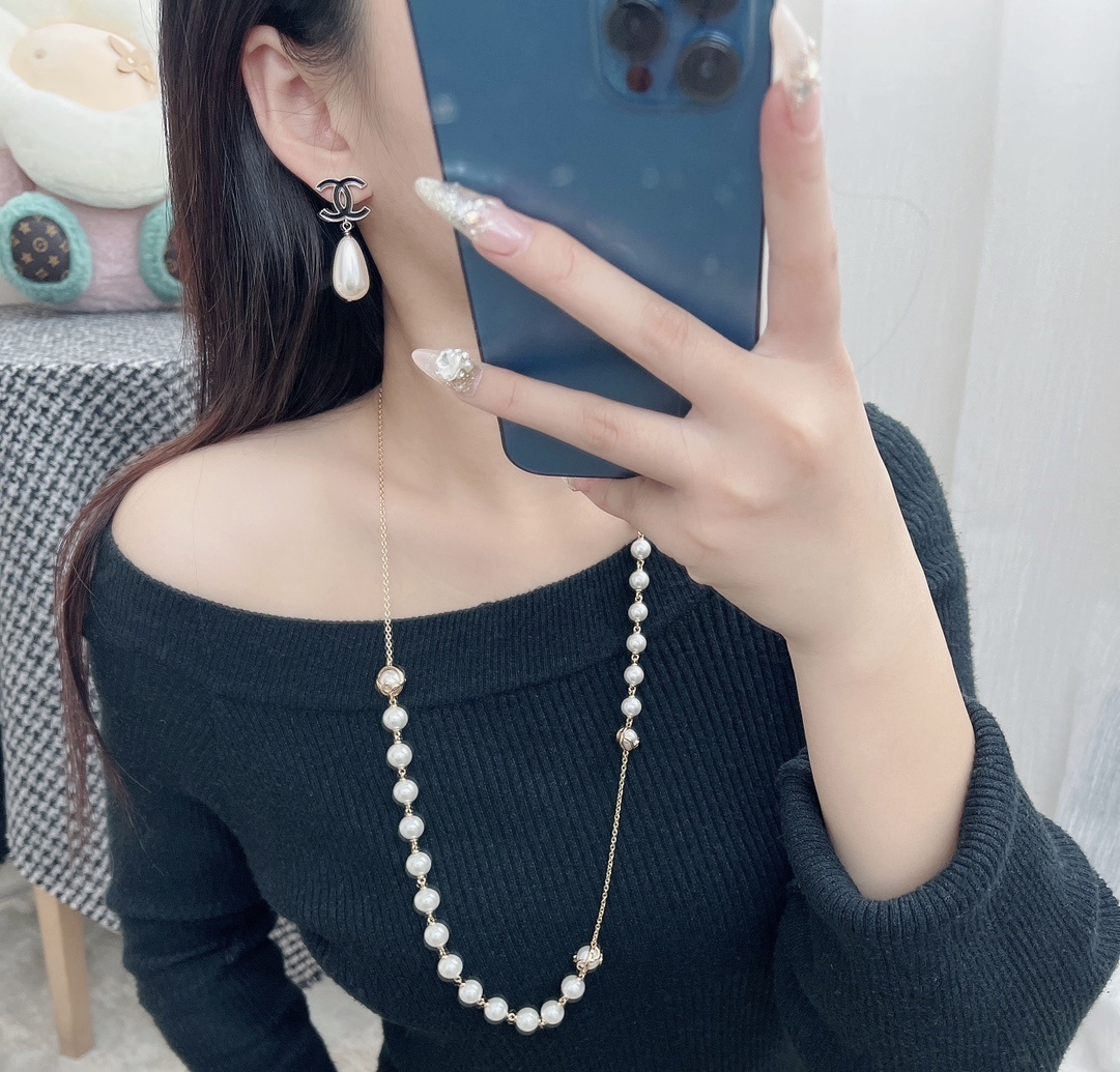 Luxury Chanel CC Logo Pearl Drop Earrings & Long Pearl Necklace Set