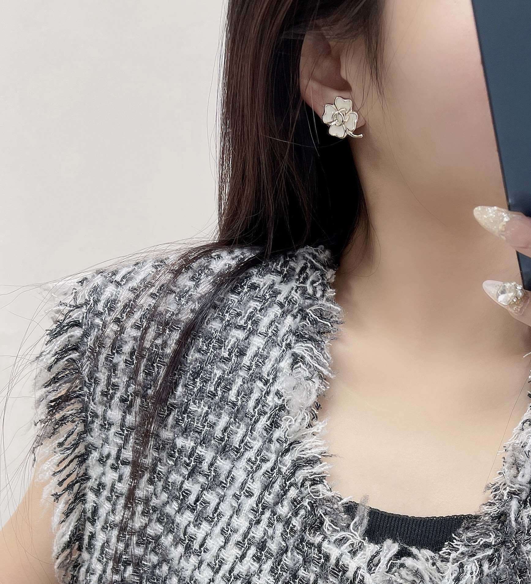 Luxury White Enamel Four-Leaf Clover Stud Earrings Gold Tone