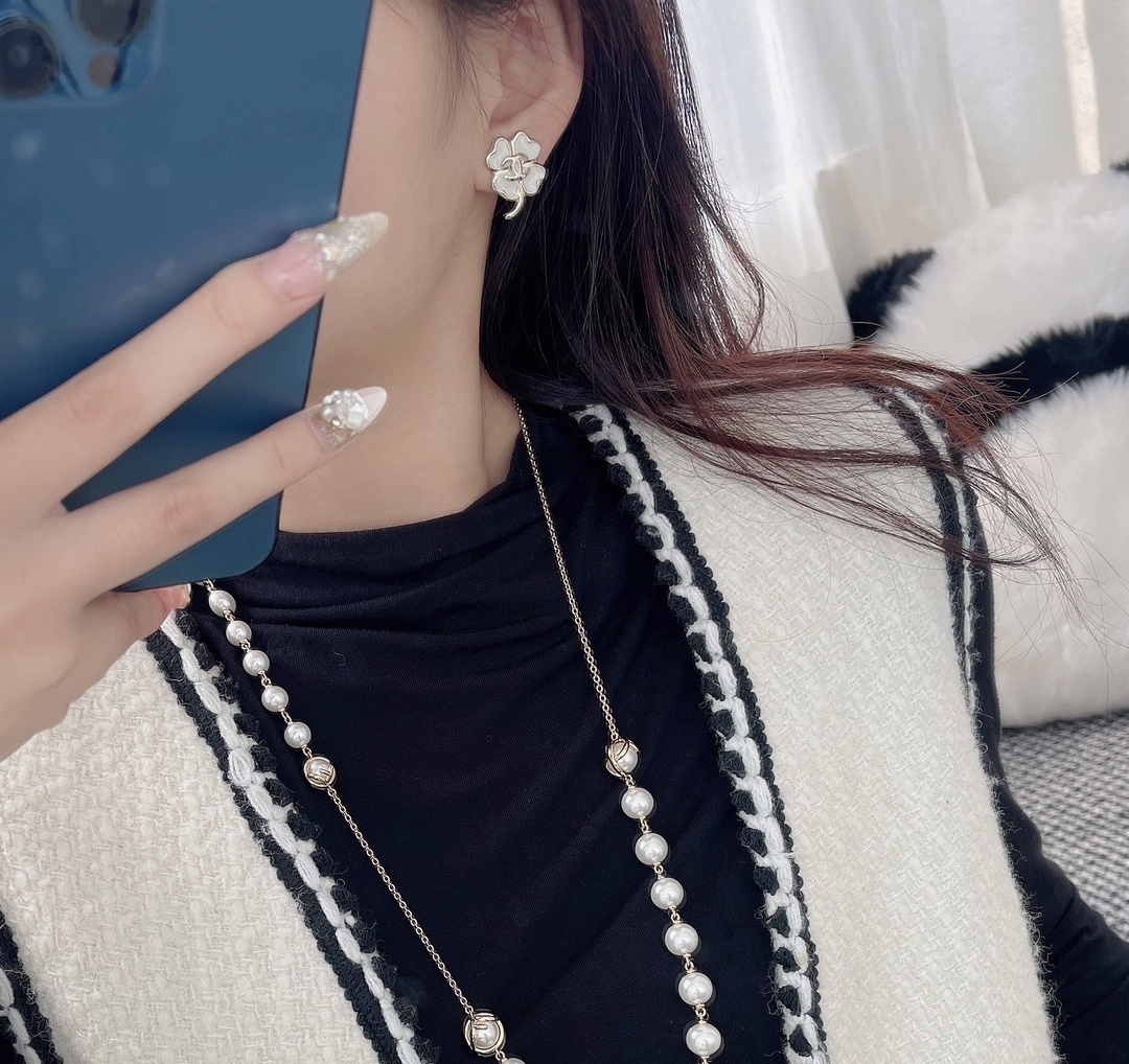 Luxury White Enamel Four-Leaf Clover Stud Earrings Gold Tone