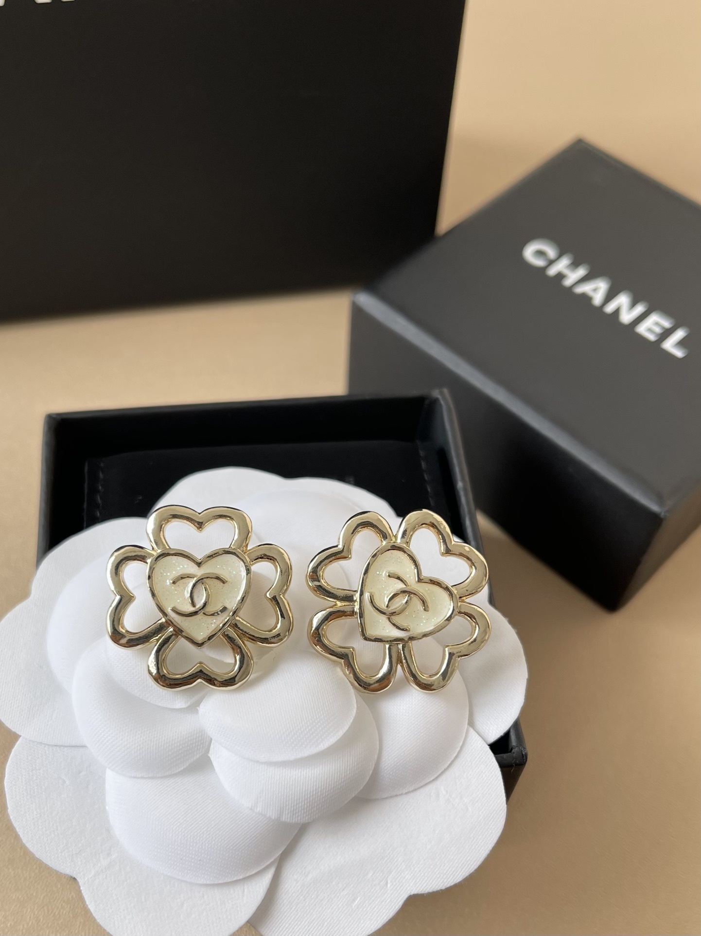 Elegant Clover Heart Stud Earrings - Luxury Gold Vintage Style