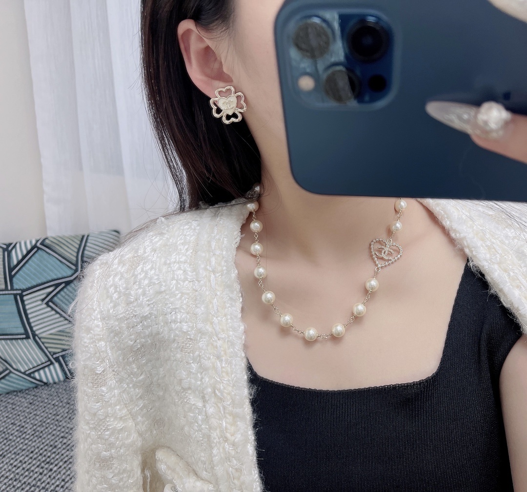 Elegant Clover Heart Stud Earrings - Luxury Gold Vintage Style