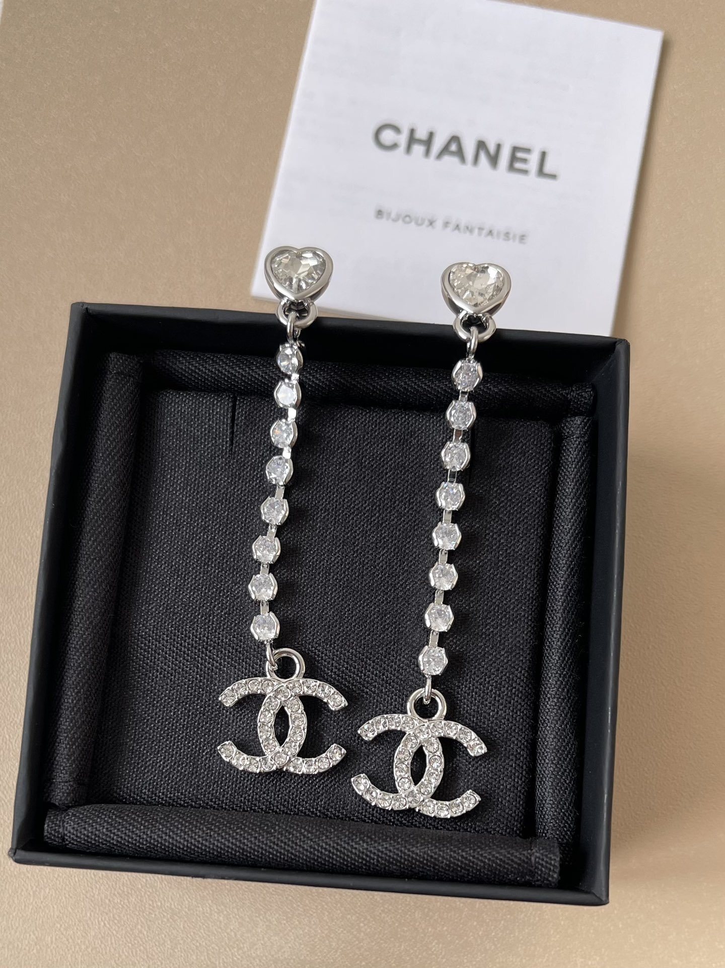 Luxury CC Heart Crystal Drop Earrings & Pearl Choker Set for Women