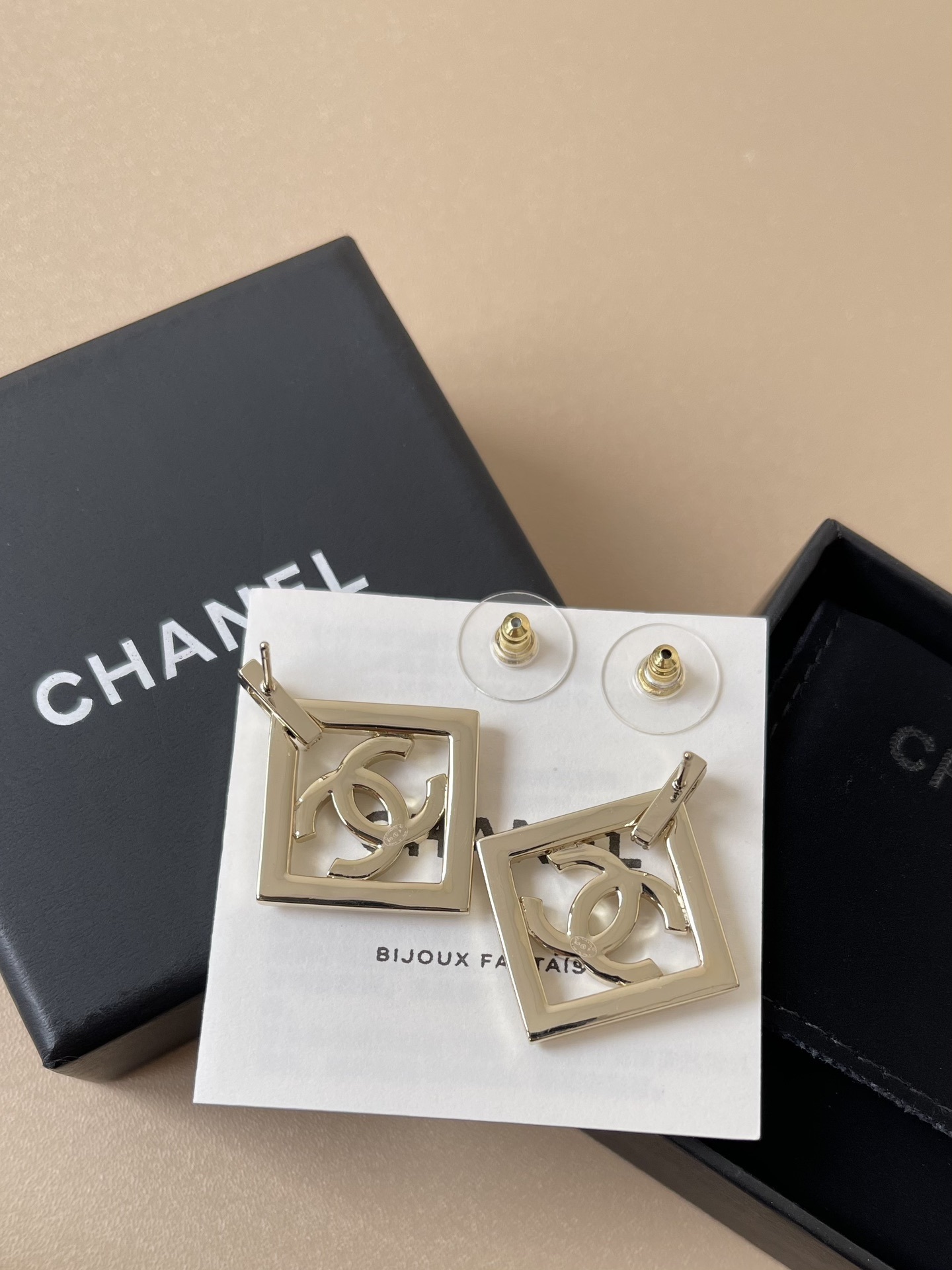 Luxury Crystal CC Logo Rhombus Pendant Earrings - SS2025