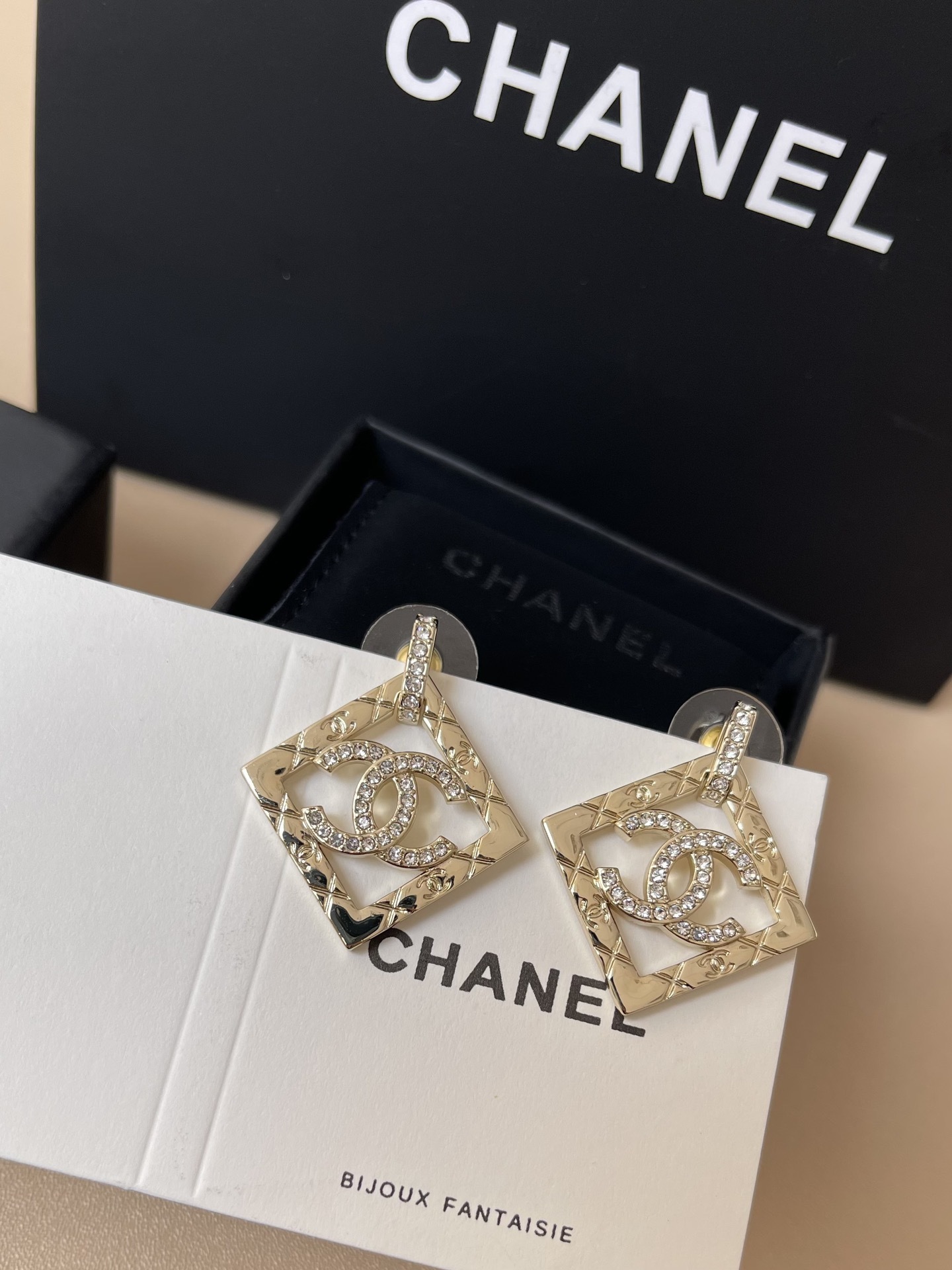 Luxury Crystal CC Logo Rhombus Pendant Earrings - SS2025