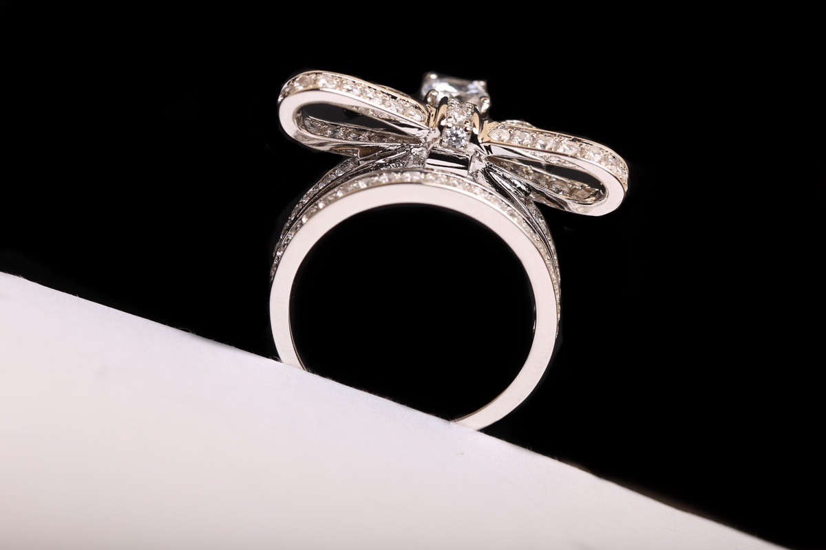 Elegant Silver Bow Knot Ring with Sparkling Zirconia Crystals