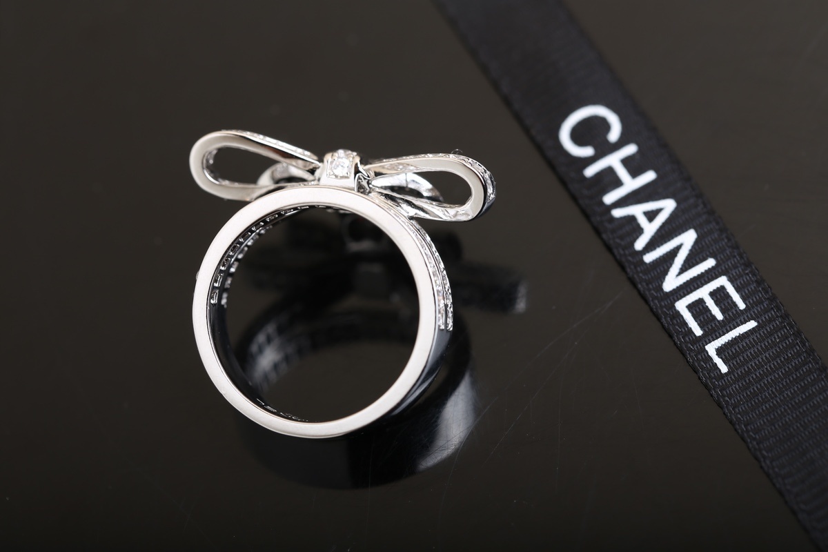 Elegant Silver Bow Knot Ring with Sparkling Zirconia Crystals