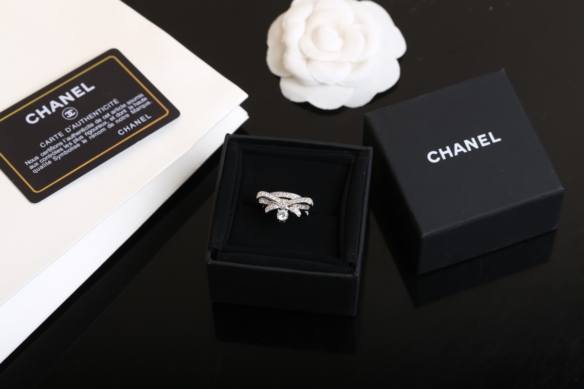 Elegant Silver Bow Knot Ring with Sparkling Zirconia Crystals