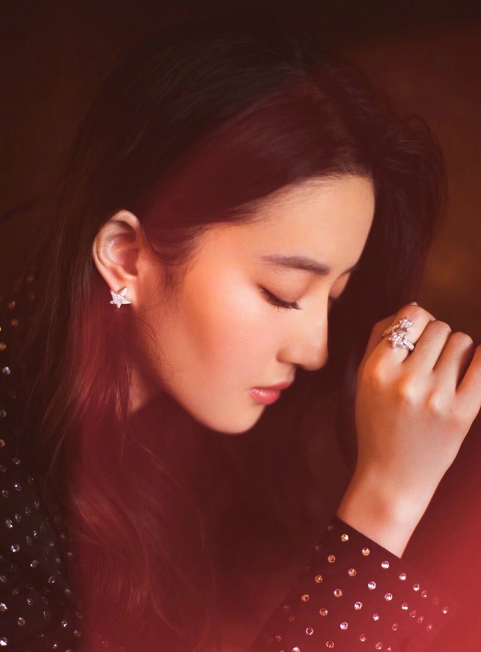 Chanel Comète Star Ring - Sparkling Pavé Celestial Jewelry