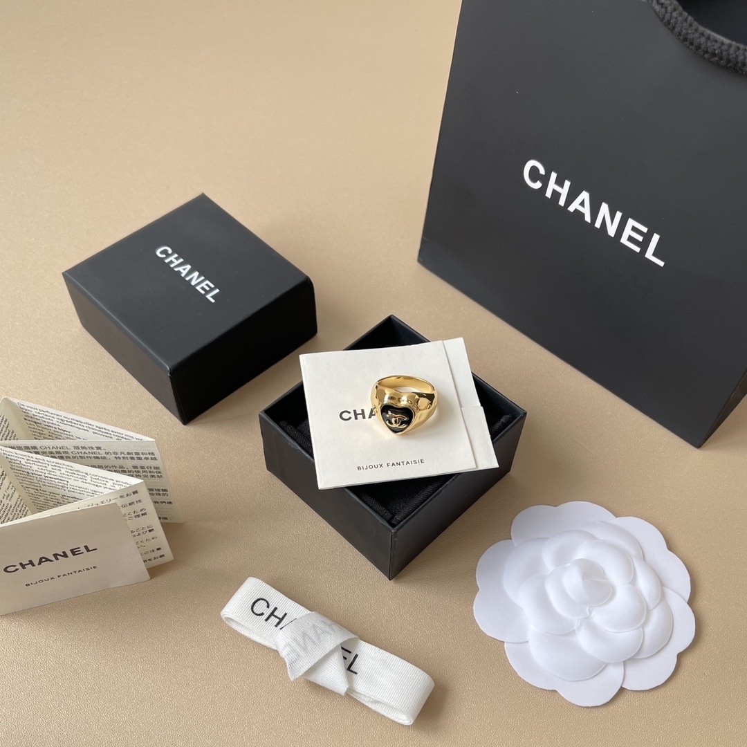 Luxury Gold Heart Ring with Black Enamel and Iconic CC Logo