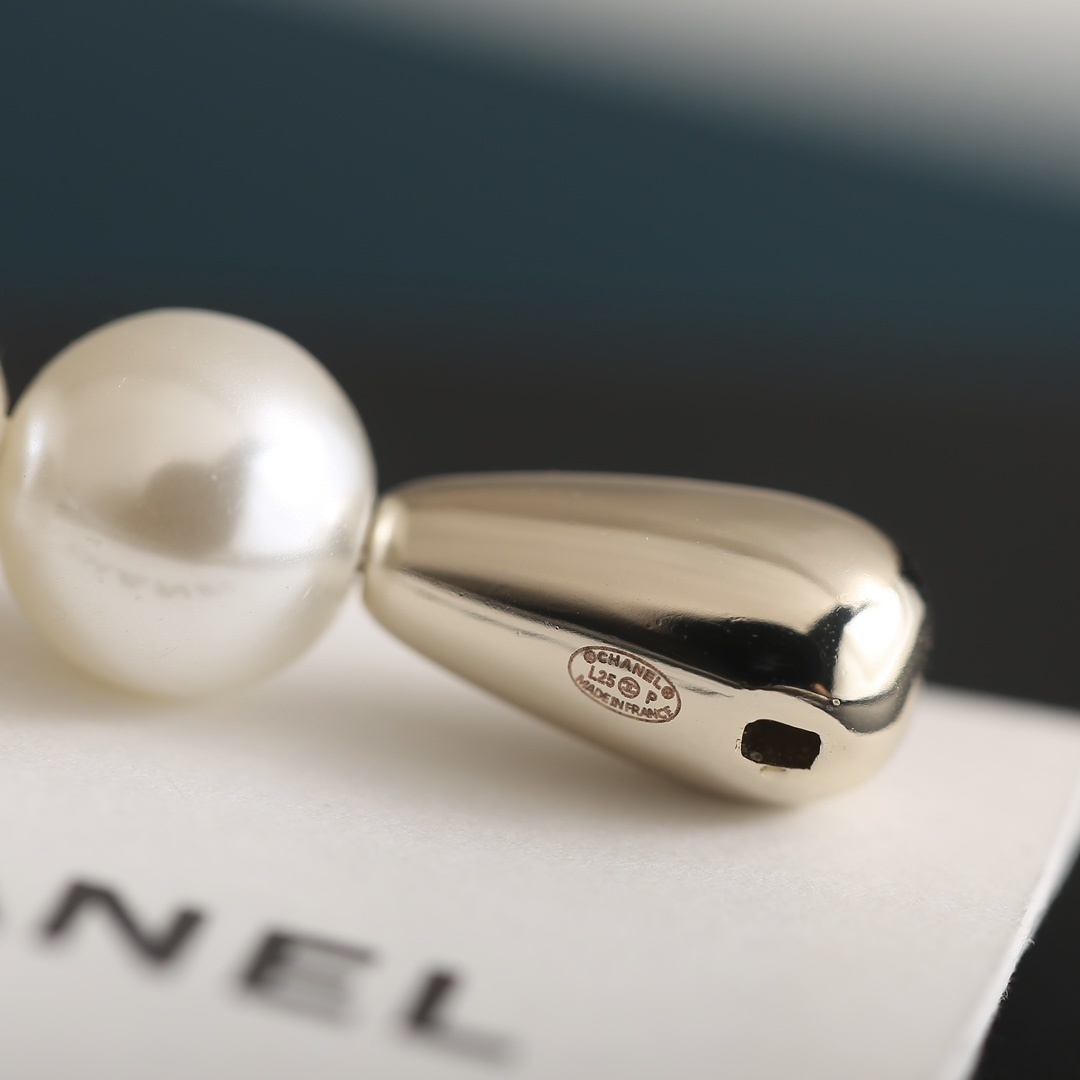 Elegant Pearl Headband with Black Ribbon Bow and Gold Detail