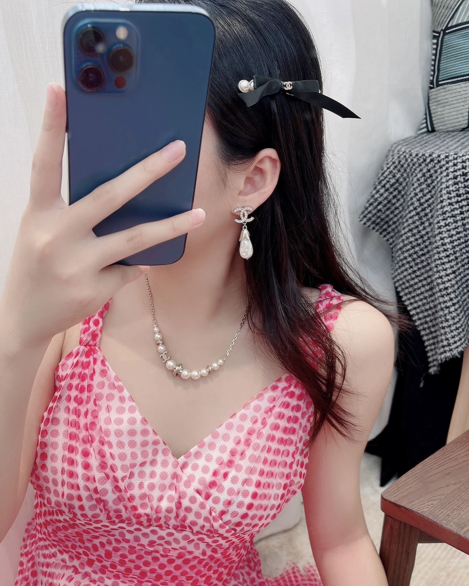 Elegant Black Bow Pearl Hair Clip - Luxury Designer Style Barrette