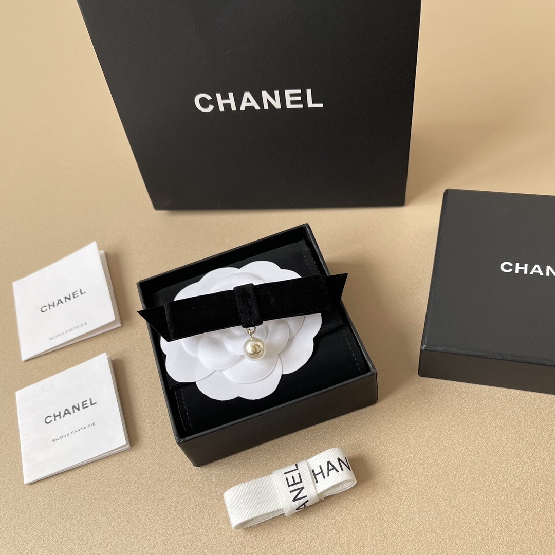 Elegant Chanel Black Velvet Bow Hair Clip with CC Pearl Drop