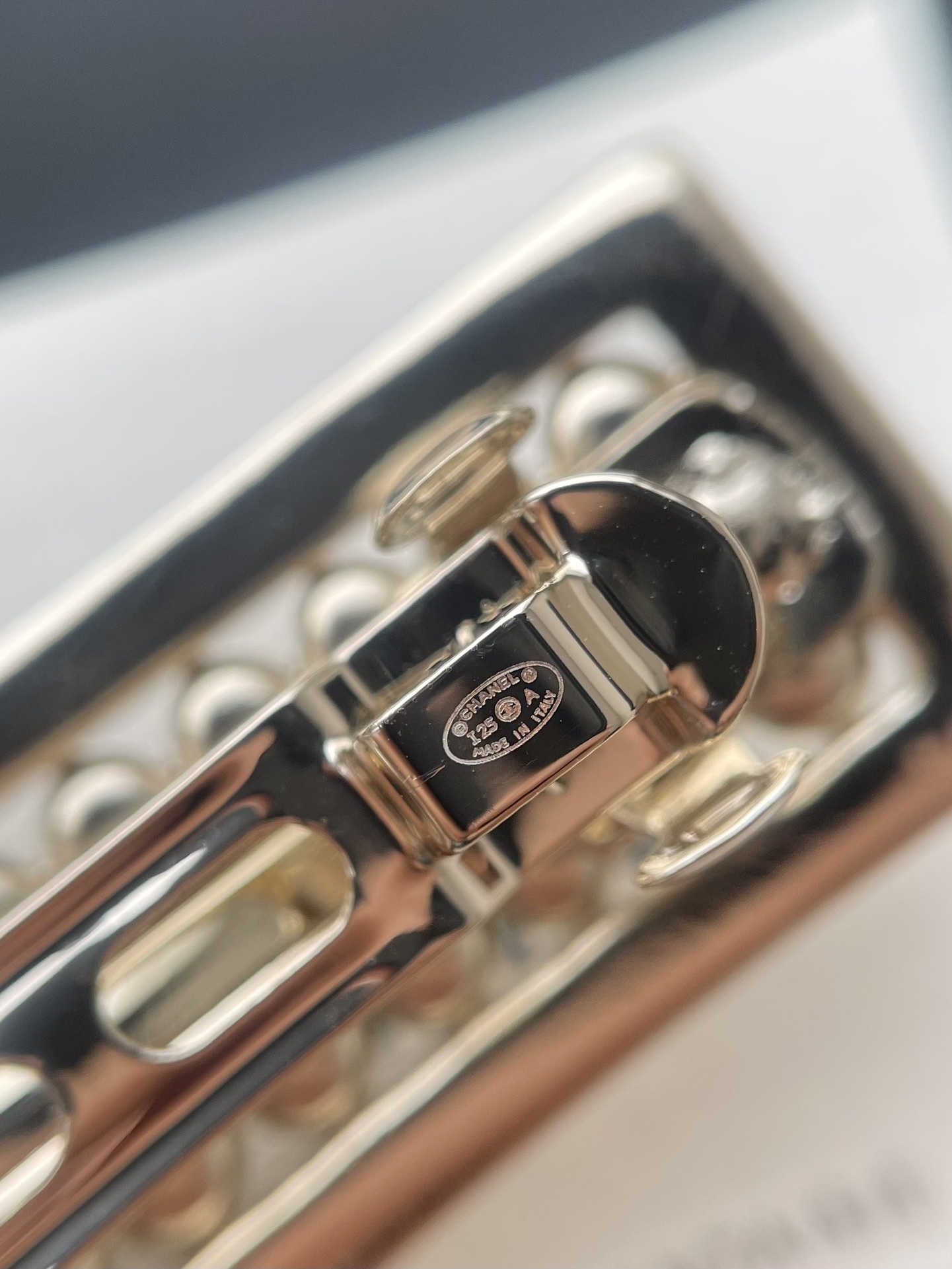 Luxury Chanel Pearl Hair Barrette with Gold CC Logo - Elegant Clip