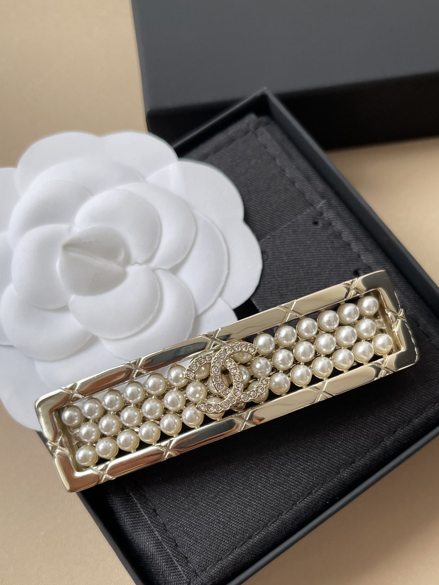 Luxury Chanel Pearl Hair Barrette with Gold CC Logo - Elegant Clip
