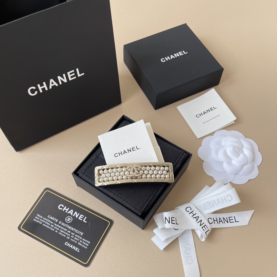 Luxury Chanel Pearl Hair Barrette with Gold CC Logo - Elegant Clip