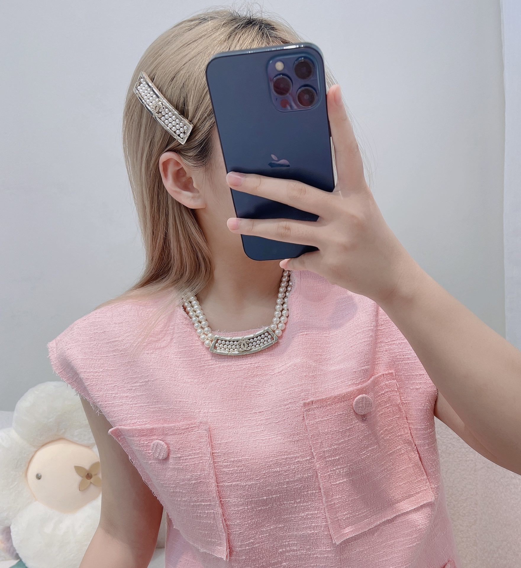 Luxury Chanel Pearl Hair Barrette with Gold CC Logo - Elegant Clip