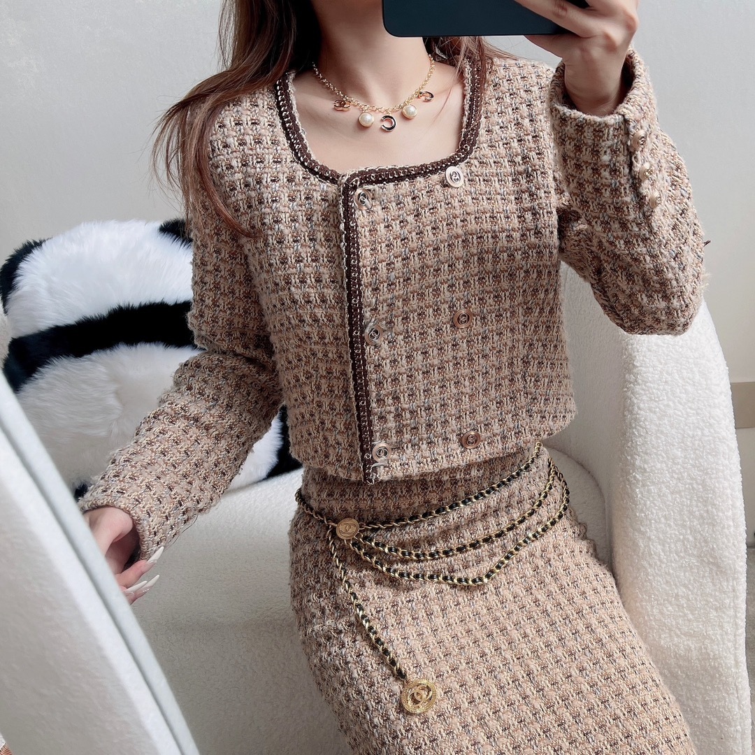 Elegant Multi-Layer Gold Waist Chain Belt with Logo Medallions