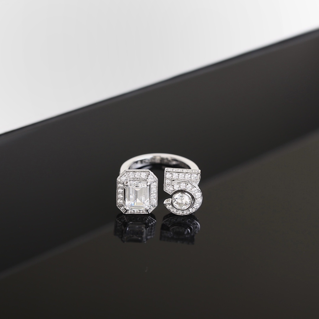 Luxury Eternal No. 5 Signature Ring with Emerald Cut Crystal