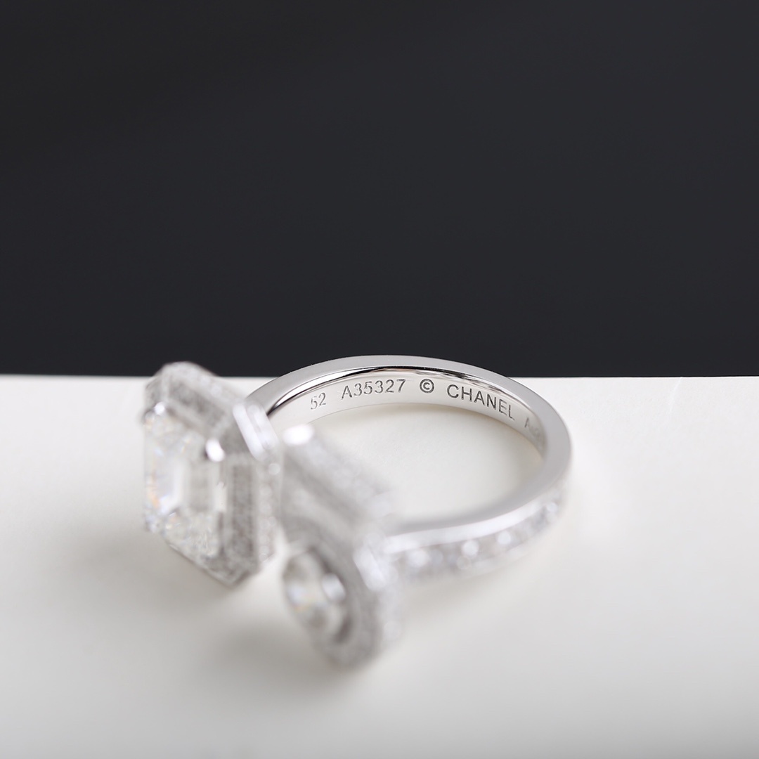 Luxury Eternal No. 5 Signature Ring with Emerald Cut Crystal