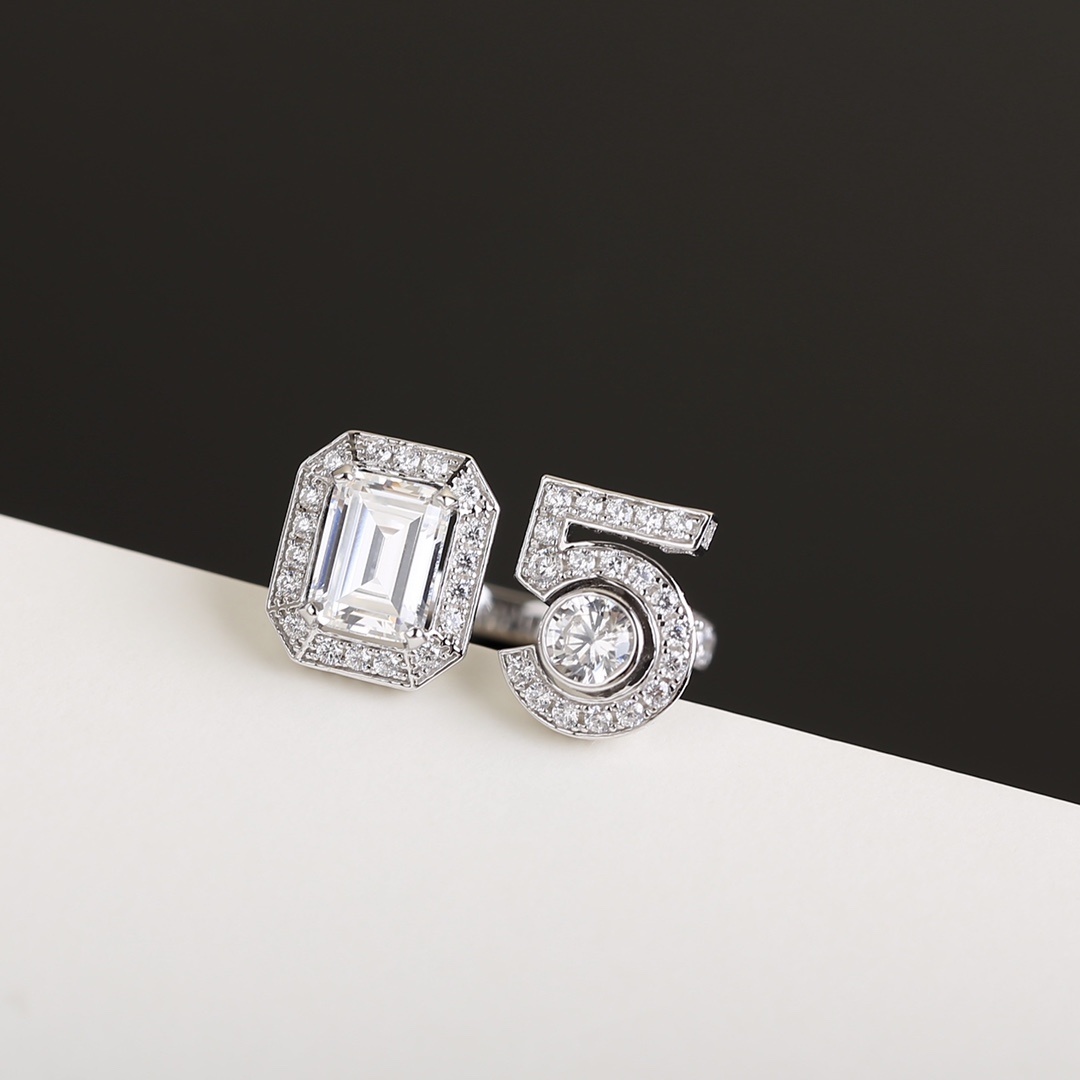 Luxury Eternal No. 5 Signature Ring with Emerald Cut Crystal