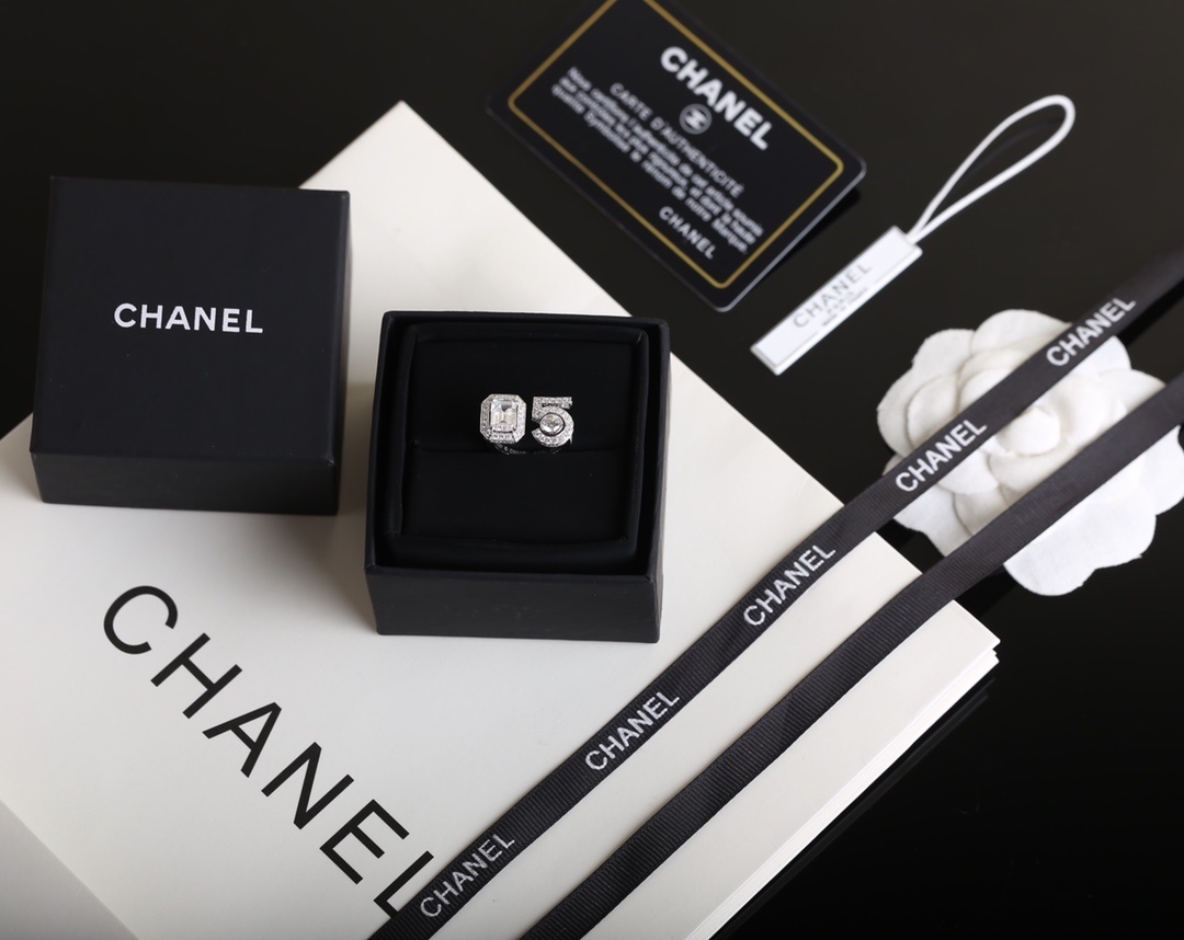 Luxury Eternal No. 5 Signature Ring with Emerald Cut Crystal