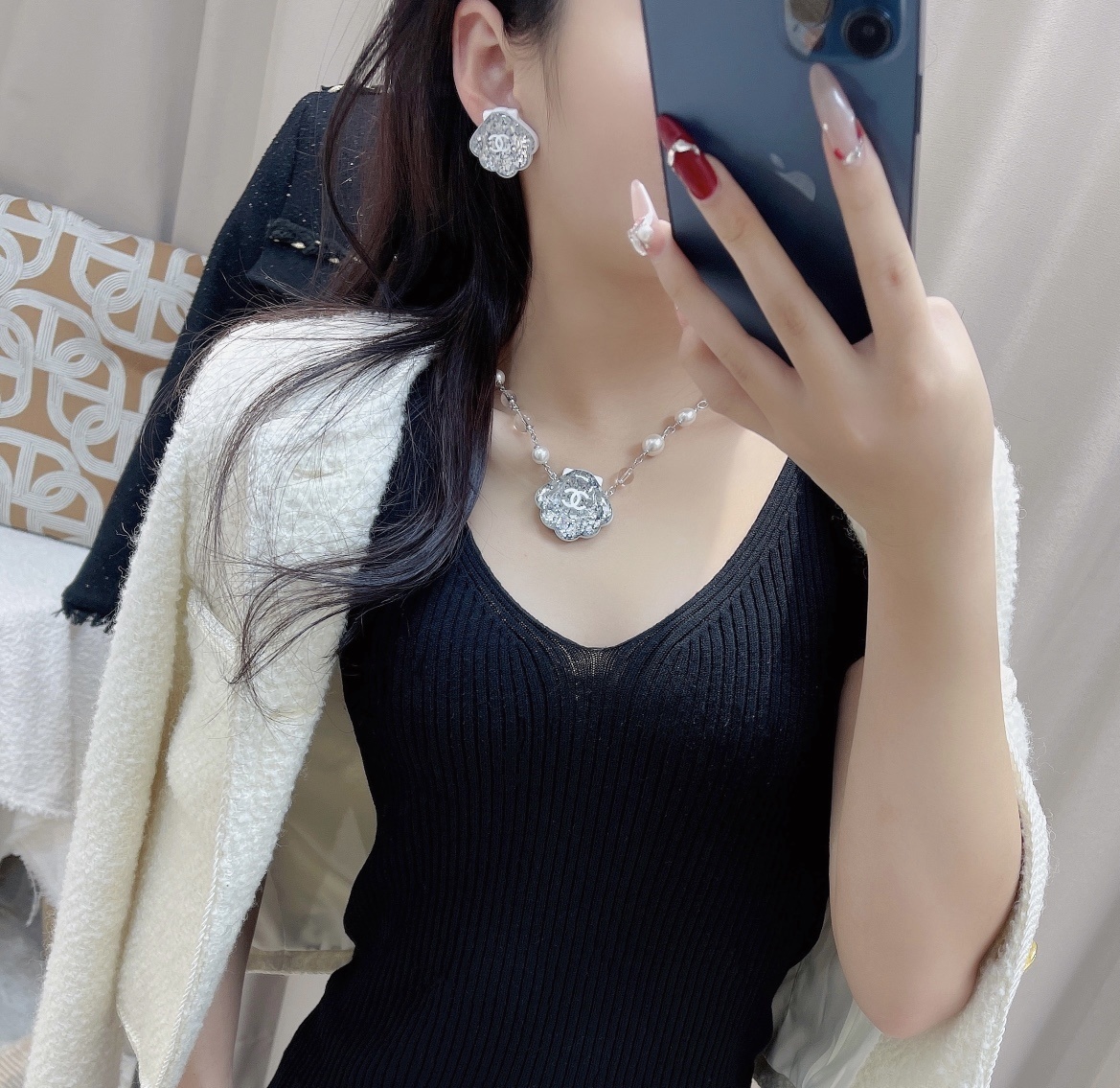 Elegant Pearl Necklace with Glitter Shell Pendant and CC Logo