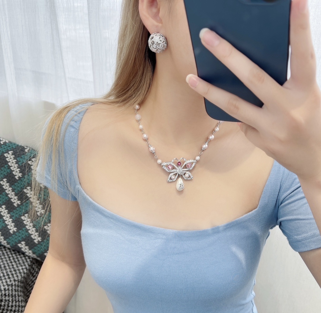 Chanel 2024/25 Butterfly Necklace - Pink Pearls & Crystals CC Logo