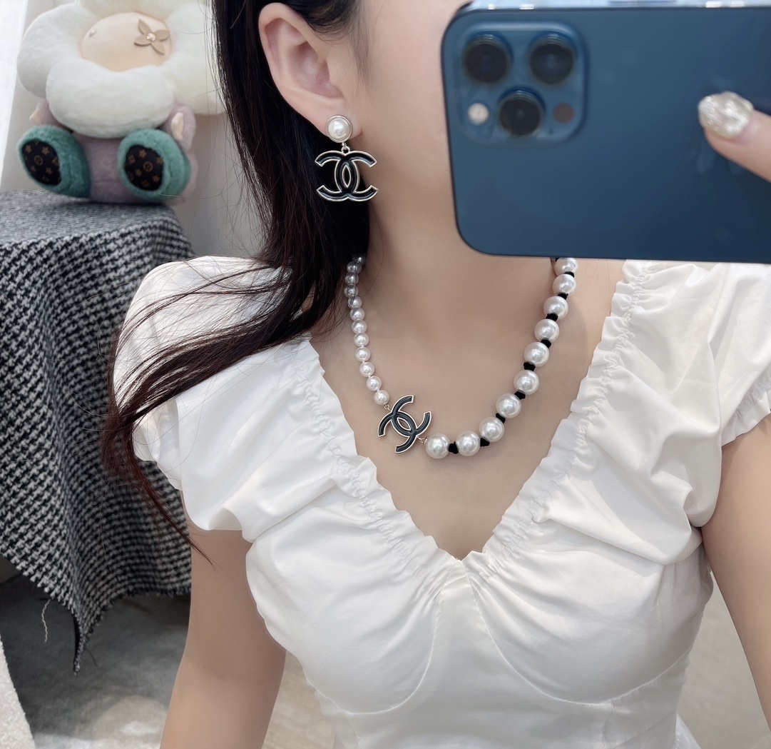 Elegant Pearl Choker with Black Enamel Logo - 2025 Spring Design