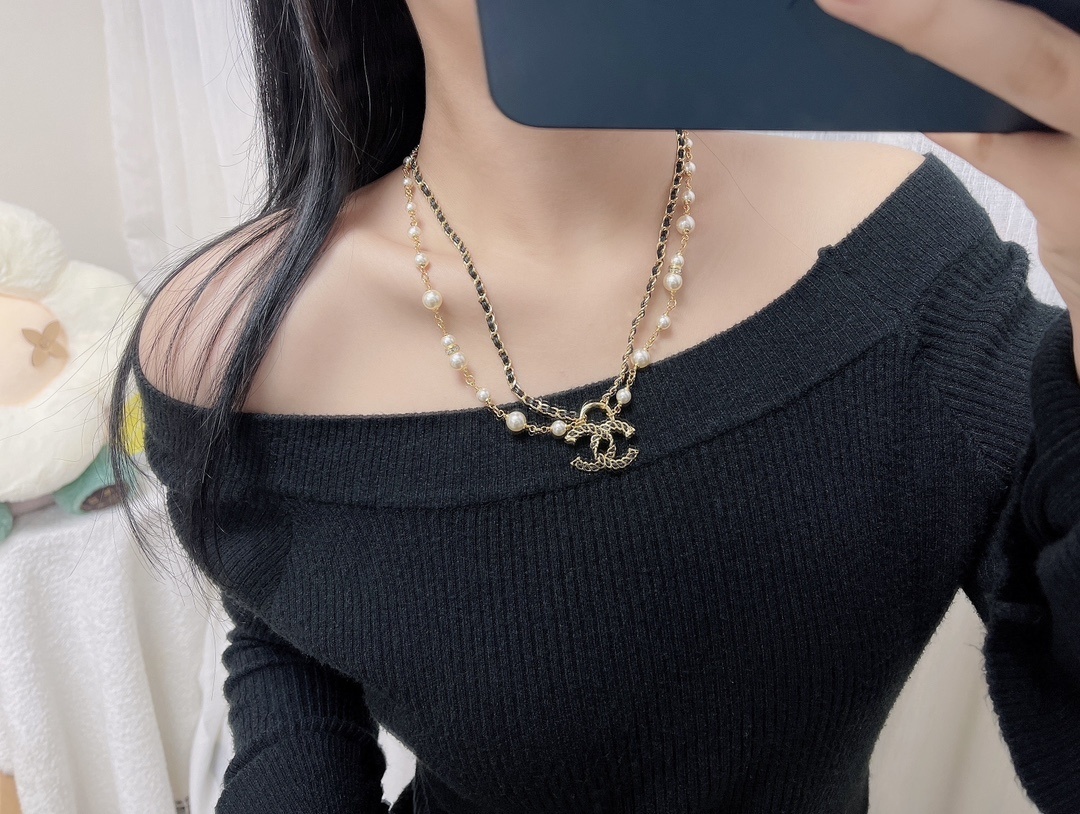 Luxury Chanel CC Logo Multi-Layer Pearl Leather Necklace