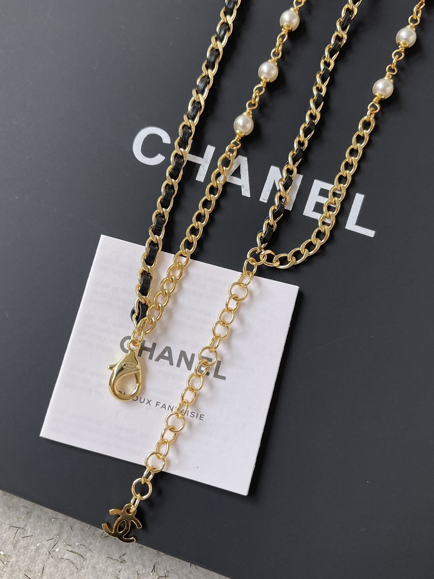Luxury Chanel CC Logo Multi-Layer Pearl Leather Necklace