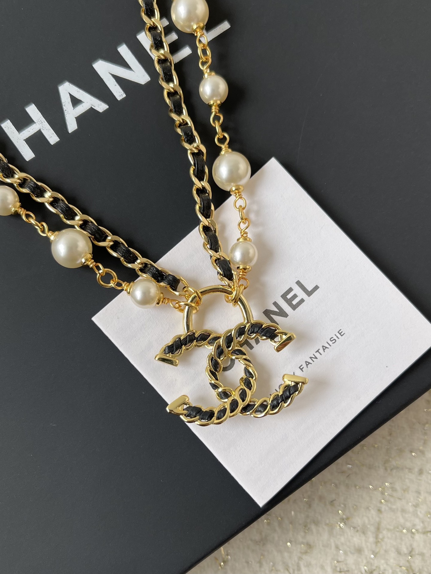 Luxury Chanel CC Logo Multi-Layer Pearl Leather Necklace