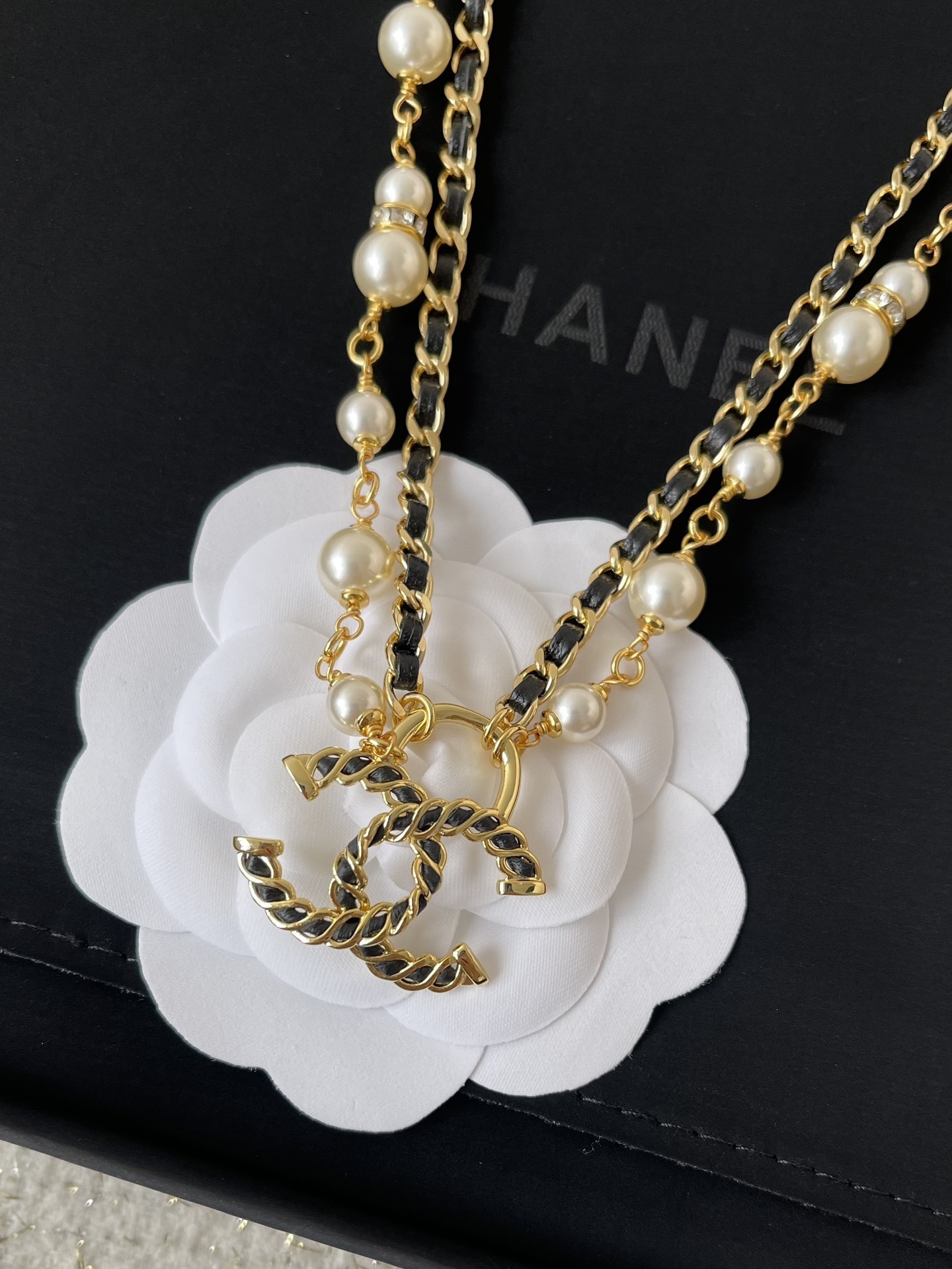 Luxury Chanel CC Logo Multi-Layer Pearl Leather Necklace