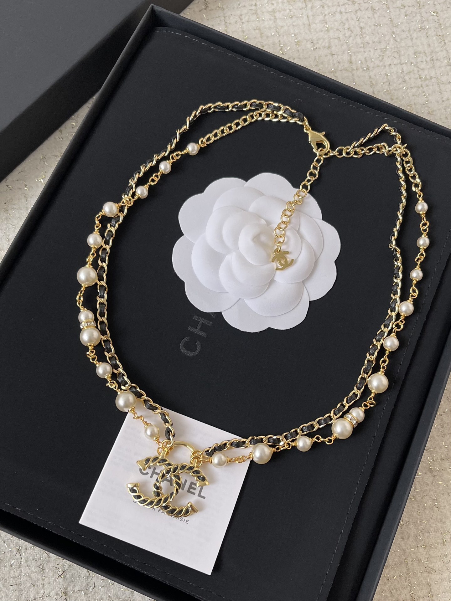 Luxury Chanel CC Logo Multi-Layer Pearl Leather Necklace