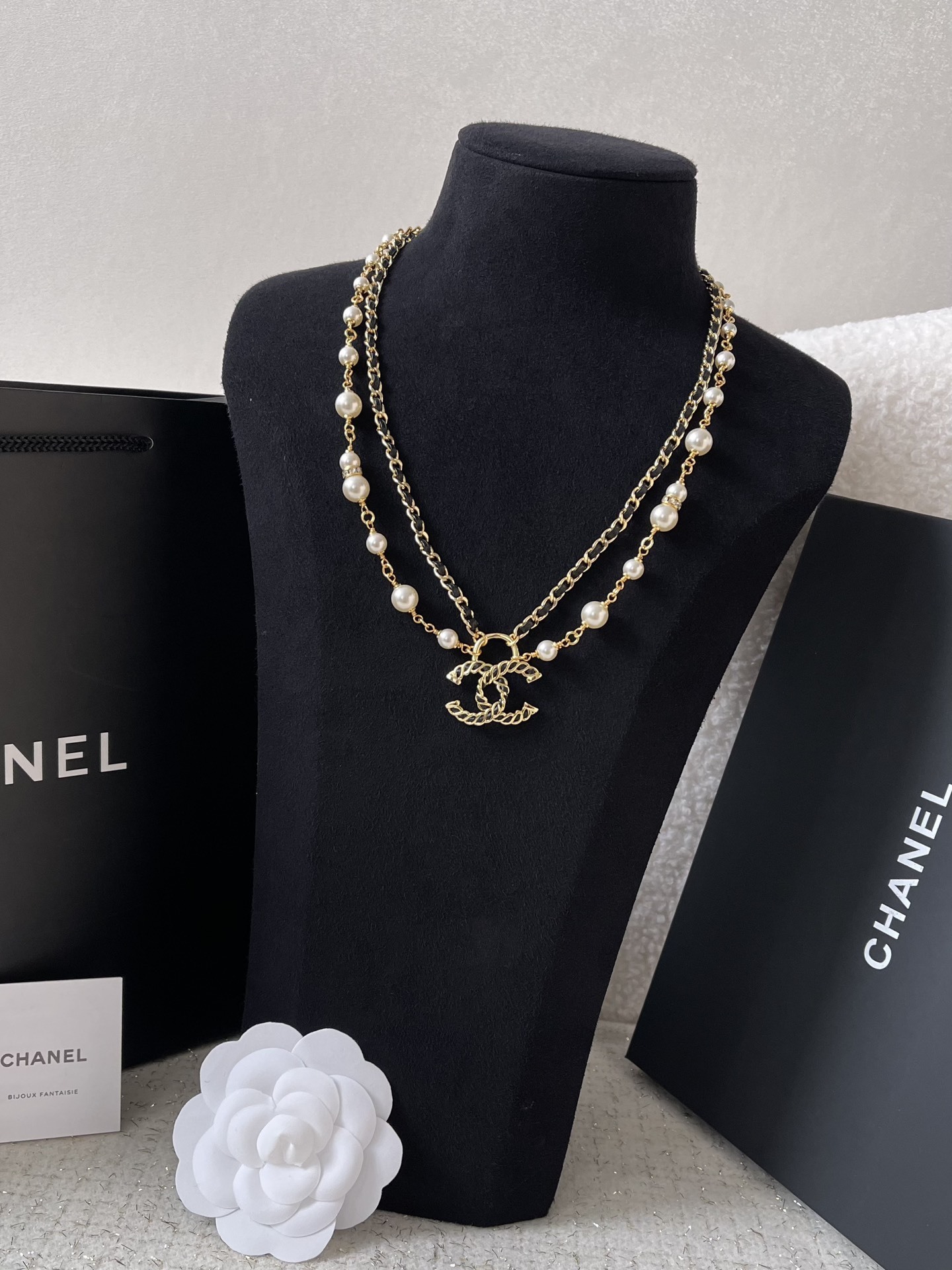 Luxury Chanel CC Logo Multi-Layer Pearl Leather Necklace