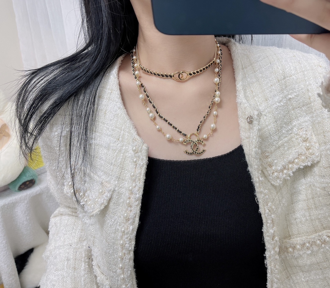 Luxury Chanel CC Logo Multi-Layer Pearl Leather Necklace